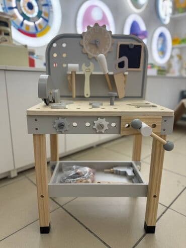 Деревянный игровой верстак серого и натурального деревянного цвета с