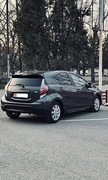 Toyota Aqua: 2017 г., 1.5 л, Вариатор, Гибрид, Хетчбек — 4