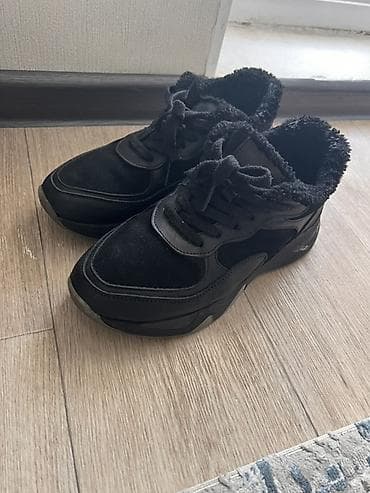 кросовки с мехом: Тёплые чёрные кроссовки с меховой подкладкой. 38 размер,Турция. - — 1