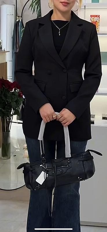 платье пиджак: Женский двубортный пиджак классического кроя, черный. - Силуэт — 3