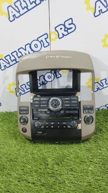 блок управления климат контроль: NIssan Pathfinder 2011 год, центральная консоль управления — 1