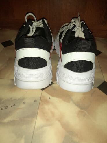 Айымдардын бут кийими: Почти новые.Одевали 1 раз,размер не подошел. 42 размер. 2300сом — 2