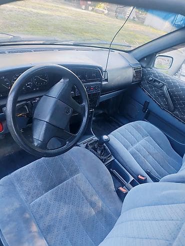 авто в такси: Volkswagen Passat: 1990 г., 1.6 л, Ручные, Бензин, Седан — 7