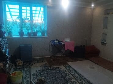 продаю дом токтогул: Комната для проживания/аренды - Просторная комната с большим окном и — 1