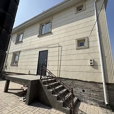 недвижимость продажа домов: Продается двухэтажный жилой дом с благоустроенным участком. Участок — 2