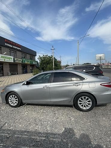 gac aion v: Toyota Camry: 2017 г., 2.5 л, Автомат, Гибрид, Седан — 2