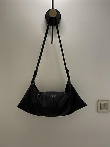 косметички: Сумка-хобо из мягкой экокожи, треугольной формы с узлами на широких — 2