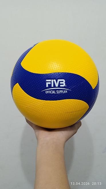 секция по волейболу: Волейбольный мяч Mikasa V200W новая неиспользованная, в подарок даём🎁 — 3