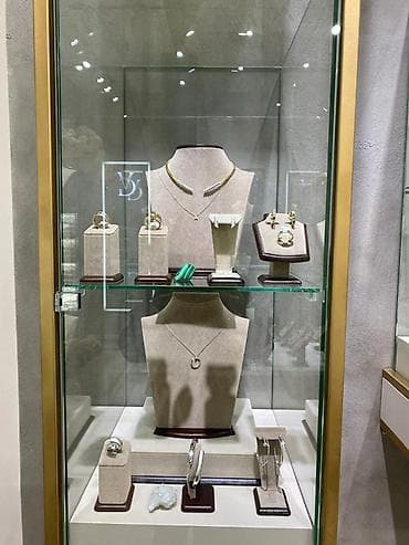 Витрины: Элегантная витрина из стекла с золотистой металлической рамой — 4