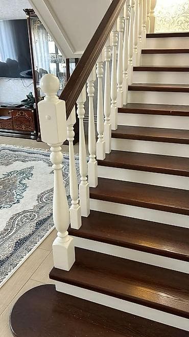 Деревянная лестница Для дома, Вид дерева: Дуб, Форма лестницы: Много-маршевая, Стиль: Классический