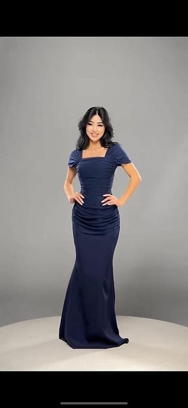 синие джинсы: Вечернее длинное платье в темно-синем цвете. - Силуэт: приталенный, с — 1