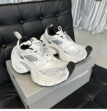 Balenciaga ( копия ) 10XL в белом цвете — одна из самых узнаваемых и