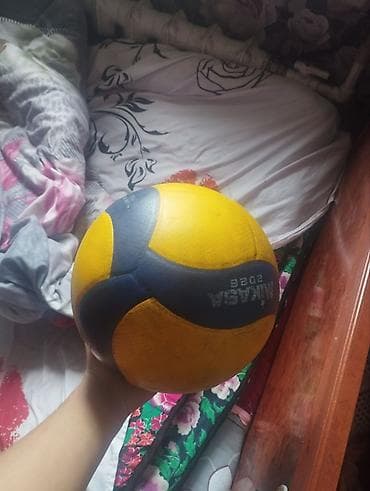 бу мячи: Волейбольный мяч Mikasa (модель с характерным желто‑синим дизайном) — 1