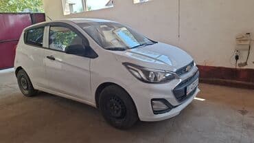 зимный шыны: Белый хэтчбек Chevrolet Spark, представленный на изображениях — 2