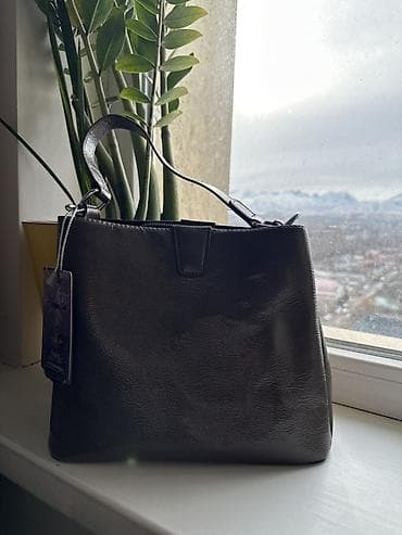 Классические сумки: Женская сумка-тоут, универсальная и лаконичная - Цвет — 2