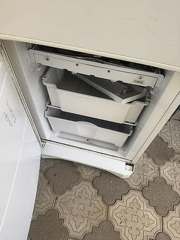 fridge: Холодильник Indesit, Б/у, Двухкамерный — 4