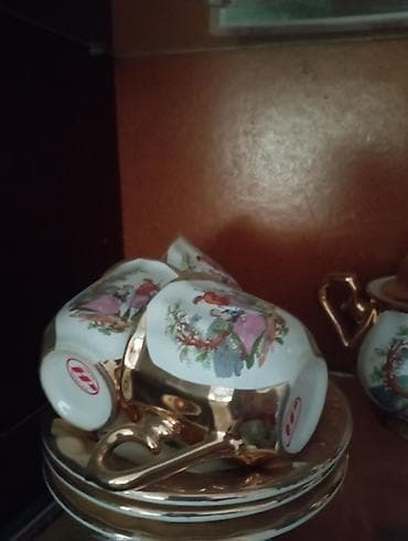 Фарфоровый кофейный набор с золотистым декором и романтическими