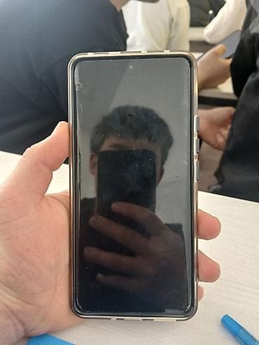 Poco: Смартфон с чехлом и наклейками - Экран: безрамочный, фронтальная — 1