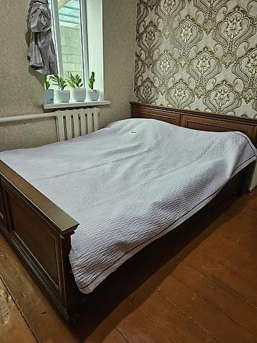 двух спалный кровать: Деревянная двуспальная кровать классического дизайна. - Материал — 1