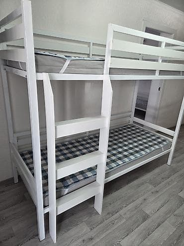 Двухъярусная кровать из массива, окрашенная в белый цвет. Компактное