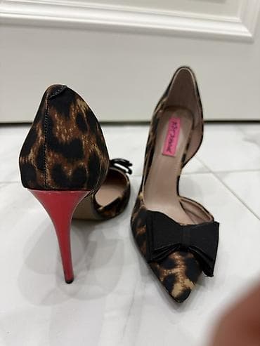 Женская обувь — три пары 1) Туфли-лодочки с леопардовым принтом -