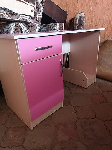 парты для девочек: Компьютерный стол, Б/у, С полками — 2