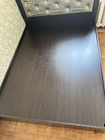 Кровати: Двуспальная кровать с мягким изголовьем и металлическим основанием. - — 6