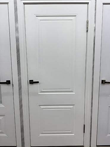 Межкомнатная дверь в классическом стиле, белая, глухая. Полотно с