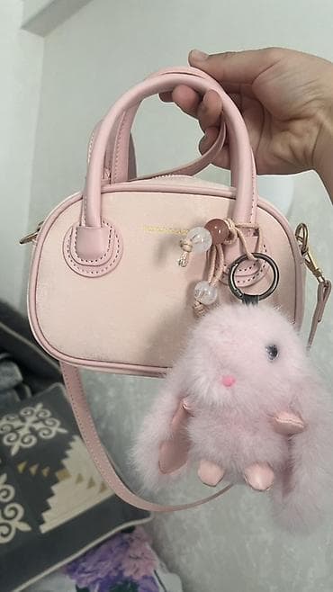 Миниатюрная женская сумка через плечо в нежно-розовом цвете. +брелок в