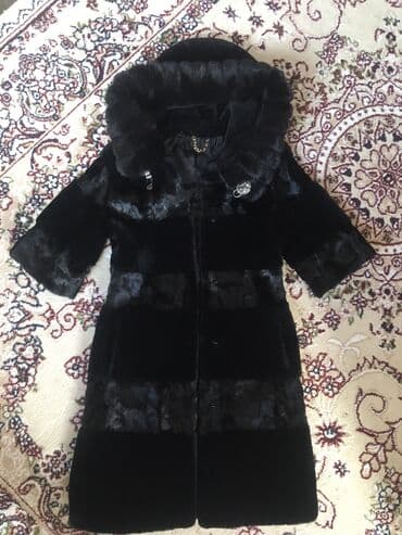 срочно продаю в связи с переездом: Продаю шубу мутон+норка рукава съёмные размер 46 состояние новой — 1