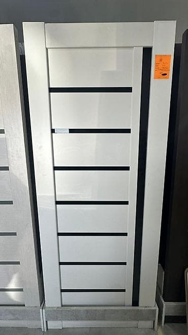 Межкомнатная дверь в современном стиле, белая с горизонтальными