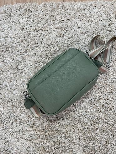 Сумка-кроссбоди в спокойном оливково‑зеленом цвете, б/у, в отличном