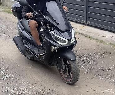 jet ski: Скутер-макси класс, черный, с передним кофром/багажником сзади — 1