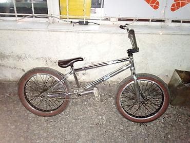 BMX велосипед фристайл-велик крутой, на нём различную суету вытворять