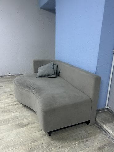 small table: Угловой диван, C подушками, Двухместный — 1