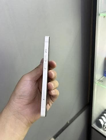 xeon 1240: IPhone 13, Б/у, 128 ГБ, Белый, Чехол, Кабель — 2