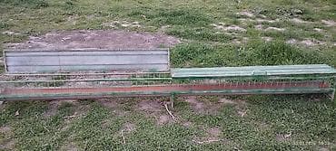 итер: Длинная металлическая кормушка для птицы/ курей, есть 2 штуки, в одну — 3