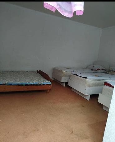 Недвижимость: Сдаются койко‑места в светлой много-местной комнате. Особенности: - — 3