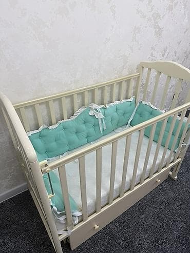 двухэтажный диван детский: Детская кроватка с маятниковым механизмом и выдвижным ящиком. - — 1