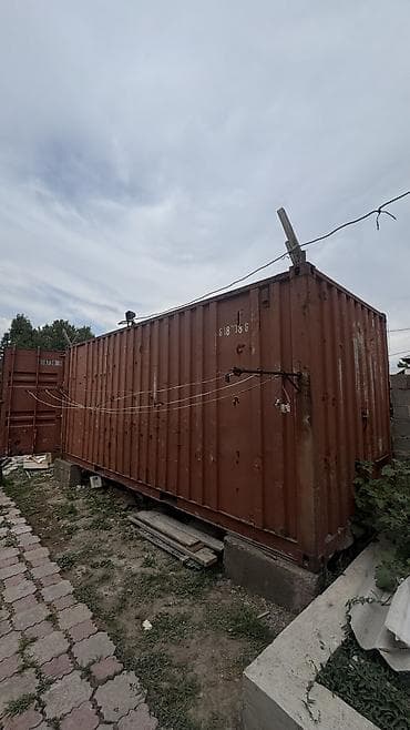 Металлический морской контейнер (примерно 20-футовый). Описание: -