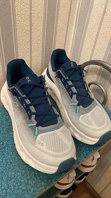Мырзалардын бут кийими: Кроссовки On Running (бренд On), мужская модель в синево-белой — 1
