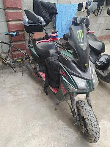 скуттер: Скутер спортивного стиля с ветровым стеклом и двойной оптикой — 4