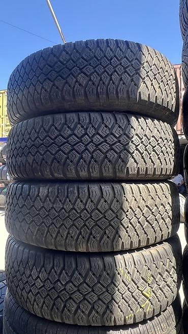 Комплект автомобильных шин с агрессивным всесезонным/внедорожным