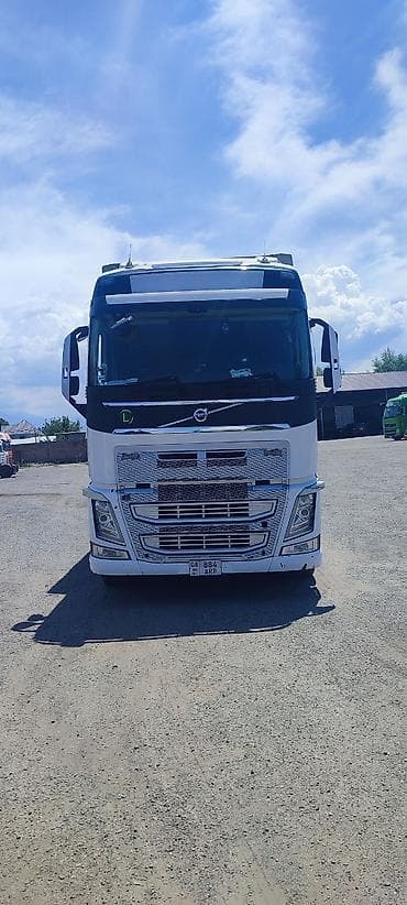 Транспорт: Тягач, Volvo, 2015 г., Тентованный — 1