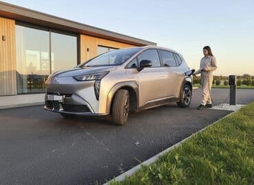 Электромобиль GAC Aion Y (серебристый), запас хода 600 км. Основные