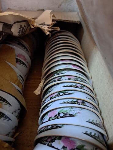 кухонный разделочный стол: Продаю посуду разную. Тарелки по 80 сом пялушки по 40 сом термос — 7