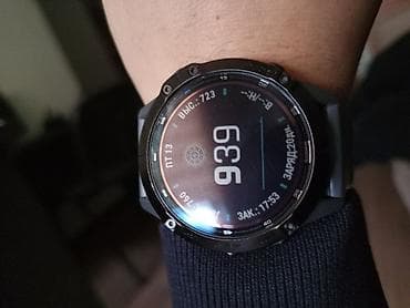 Смарт-часы с круглым сенсорным дисплеем и спортивным дизайном