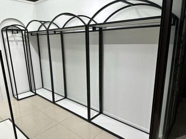 оборудование в бутик: Кронштейны Стеллажи Стойки Вешала Столы ресепшен Раскладочные — 2