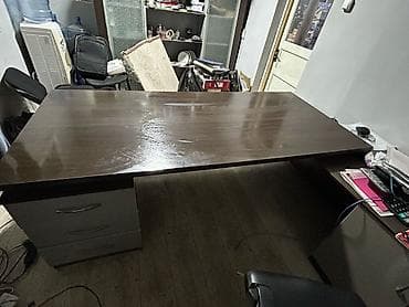 офисный угловой стол: Офисный стол, Б/у, Нерегулируемый, цвет - Коричневый, Угловой, ЛДСП — 1