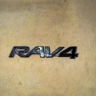 Эмблема для автомобиля Toyota RAV4 5, выполненная в черном цвете с
